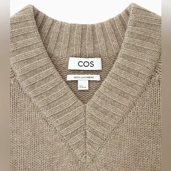 COS Chunky Pure Cashmere V-Neck Sweater in Beige - Picture 7 of 9